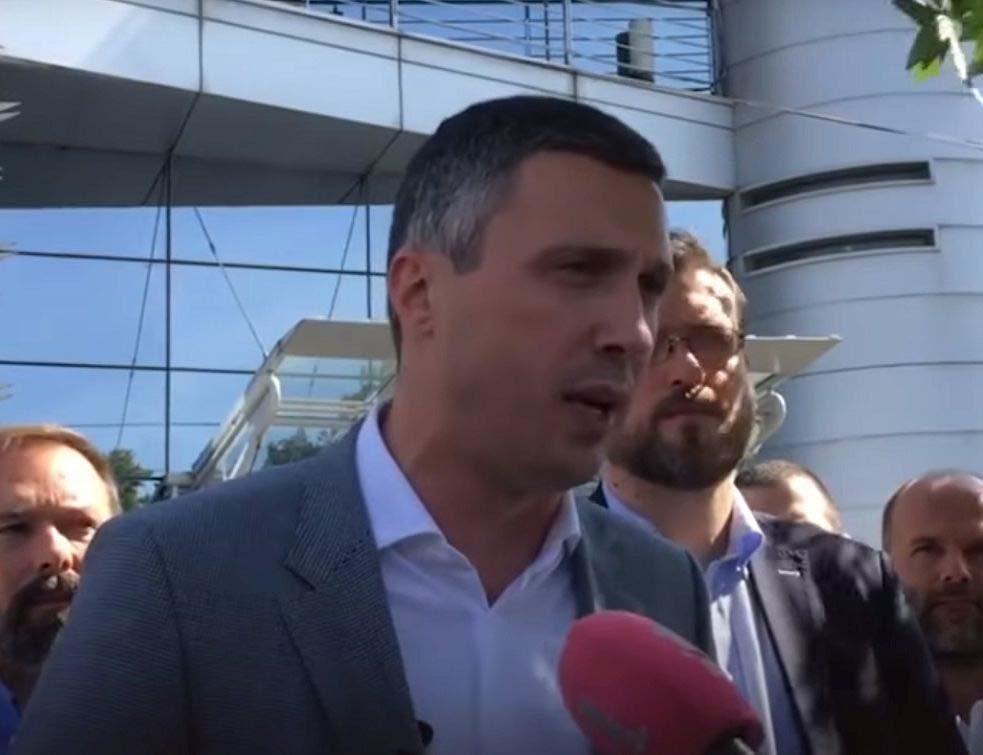 БОШКО ОБРАДОВИЋ: Протест ДВЕРИ испред зграде Пинка показао право лице власти! Већина медија пренела исфабриковану вест о ПРЕБИЈАЊУ НОВИНАРКЕ (ВИДЕО)